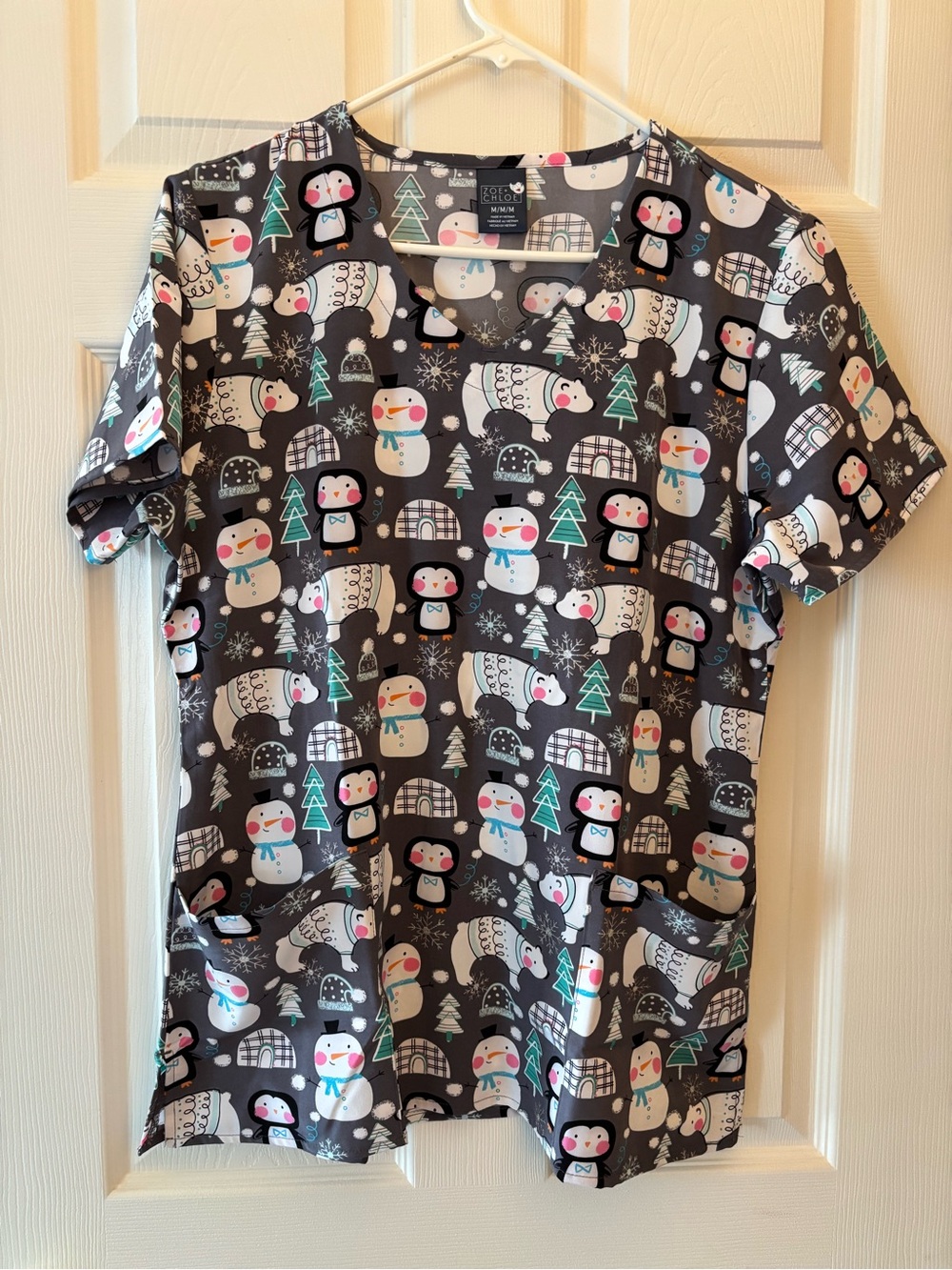 Zoe & Chloe Winter Pattern Scrub Top Size Medium